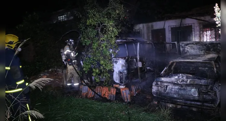 Bombeiros foram acionados para combater o fogo que atingiu uma Kombi e um Voyage