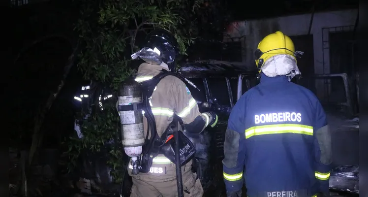 Bombeiros foram acionados para combater o fogo que atingiu uma Kombi e um Voyage