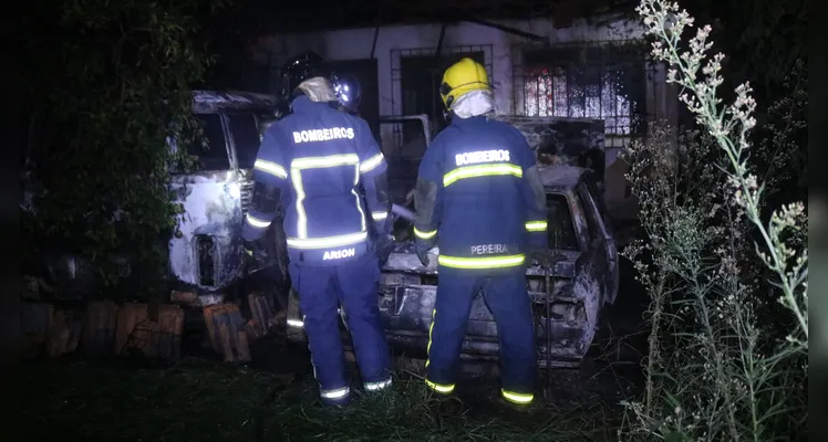 Bombeiros foram acionados para combater o fogo que atingiu uma Kombi e um Voyage