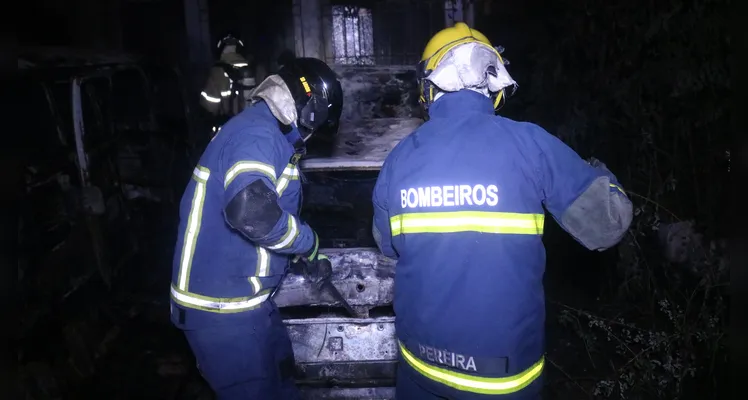 Bombeiros foram acionados para combater o fogo que atingiu uma Kombi e um Voyage