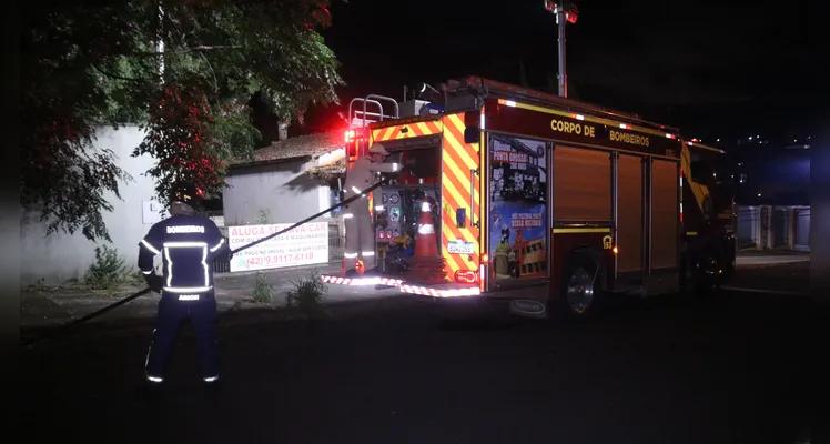 Bombeiros foram acionados para combater o fogo que atingiu uma Kombi e um Voyage