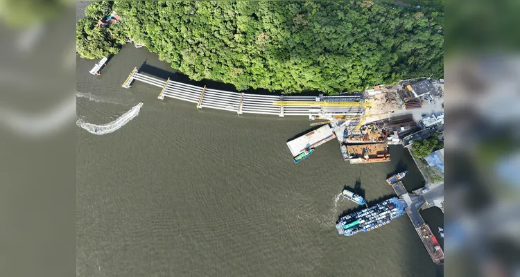 A Ponte de Guaratuba terá 1.244 metros de extensão, com quatro faixas de tráfego, duas faixas de segurança, barreiras rígidas em concreto, calçadas com ciclovia e guarda-corpo nas extremidades