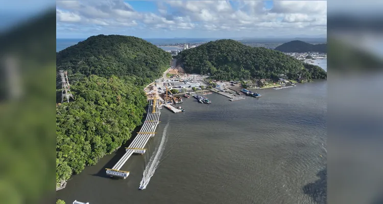 A Ponte de Guaratuba terá 1.244 metros de extensão, com quatro faixas de tráfego, duas faixas de segurança, barreiras rígidas em concreto, calçadas com ciclovia e guarda-corpo nas extremidades