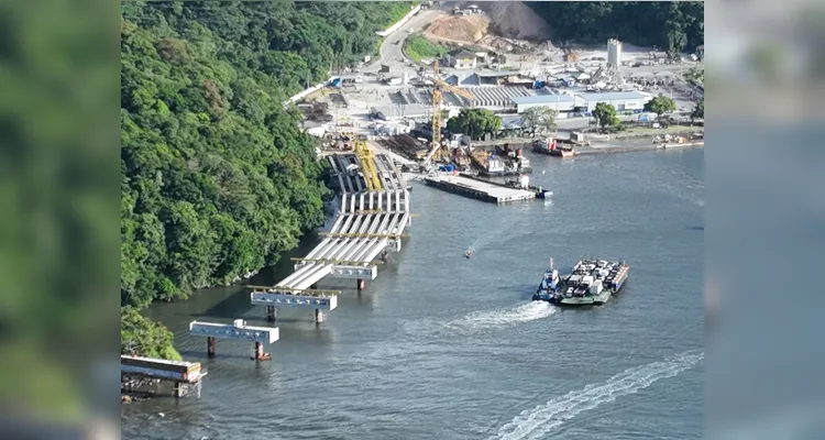 A Ponte de Guaratuba terá 1.244 metros de extensão, com quatro faixas de tráfego, duas faixas de segurança, barreiras rígidas em concreto, calçadas com ciclovia e guarda-corpo nas extremidades