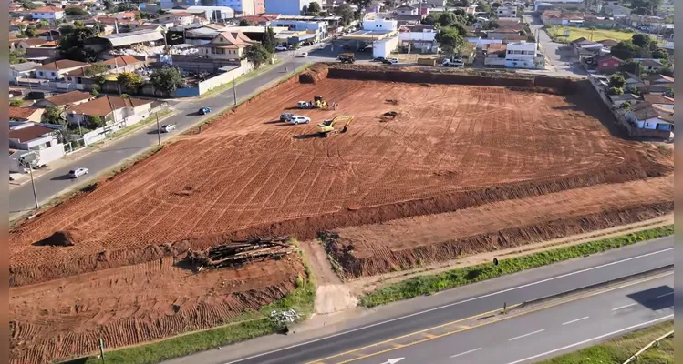 No momento, está sendo feita a terraplanagem no local.