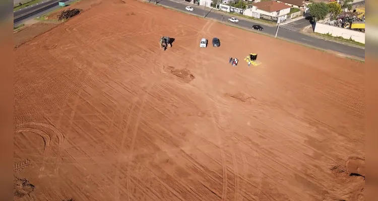 No momento, está sendo feita a terraplanagem no local.