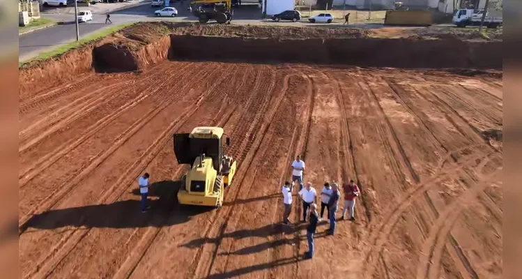 No momento, está sendo feita a terraplanagem no local.