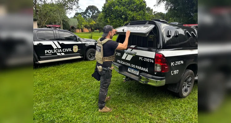 Das prisões, três foram detidos em flagrante pelos crimes de tráfico de entorpecentes e posse ilegal de arma e munições