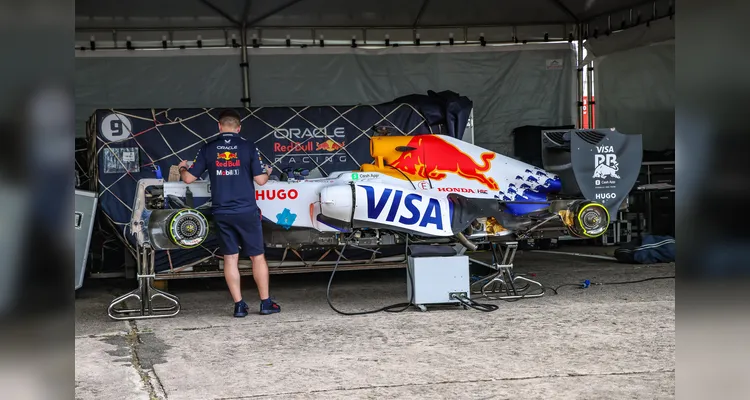 Motores roncando: pilotos testam carros para o Red Bull Showrun |