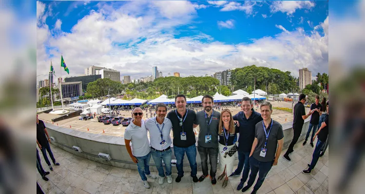 Fãs apaixonados vibram com apresentação de carros na Red Bull Showrun em Curitiba