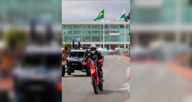 Fãs apaixonados vibram com apresentação de carros na Red Bull Showrun em Curitiba