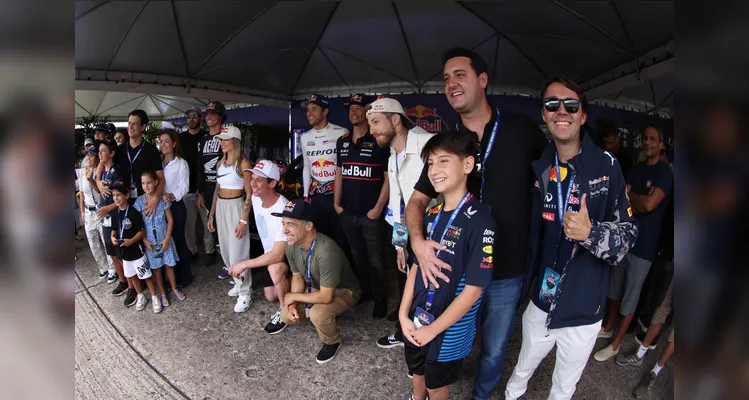 Fãs apaixonados vibram com apresentação de carros na Red Bull Showrun em Curitiba