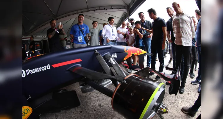 Fãs apaixonados vibram com apresentação de carros na Red Bull Showrun em Curitiba