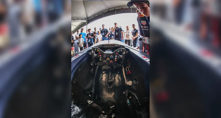 Fãs apaixonados vibram com apresentação de carros na Red Bull Showrun em Curitiba