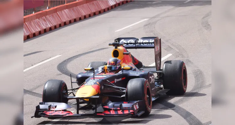 Fãs apaixonados vibram com apresentação de carros na Red Bull Showrun em Curitiba