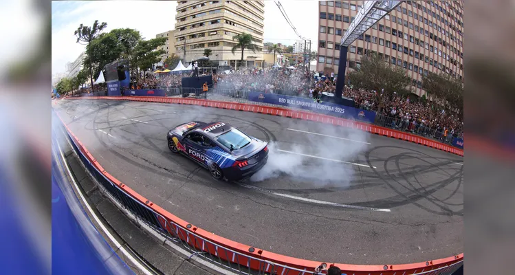 Fãs apaixonados vibram com apresentação de carros na Red Bull Showrun em Curitiba