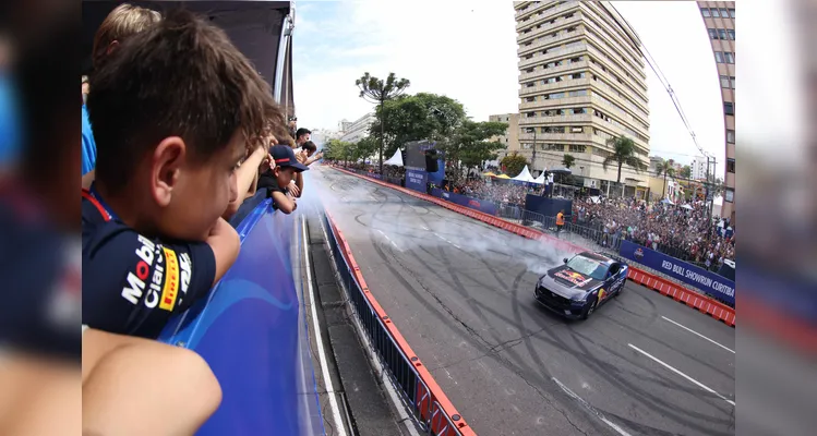 Fãs apaixonados vibram com apresentação de carros na Red Bull Showrun em Curitiba