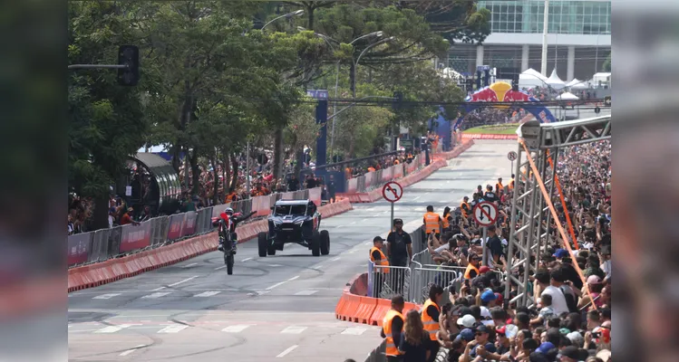 Fãs apaixonados vibram com apresentação de carros na Red Bull Showrun em Curitiba