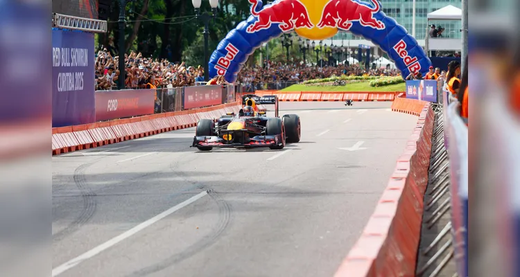 Fãs apaixonados vibram com apresentação de carros na Red Bull Showrun em Curitiba