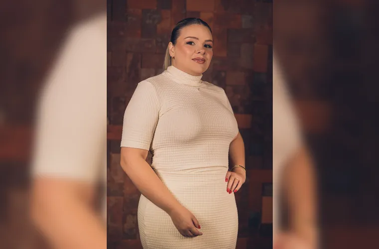 Jhenifer Claudino recebeu inúmeras felicitações pela passagem de seu aniversário na última segunda-feira (12). Referência em harmonização facial na região, Jhenifer alia competência, sensibilidade e carisma em sua atuação profissional, conquistando cada vez mais reconhecimento em sua área. Da Coluna RC, os votos de muitas alegrias, sucesso e realizações.
