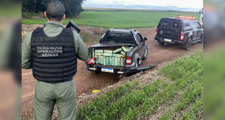 Os policiais localizaram cerca de 700 quilos de substância análoga à maconha, distribuída entre a caçamba e o interior do veículo.