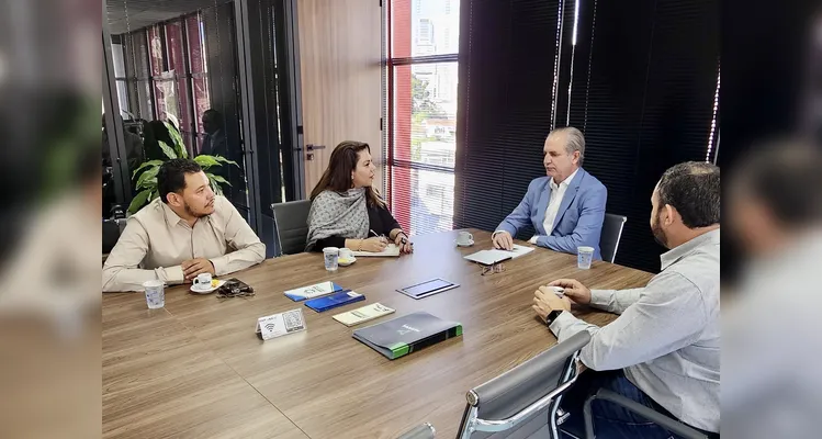 Na oportunidade, Dayane também convidou os dois secretários para participar da próxima reunião da AMCG.