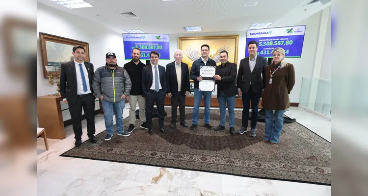 O prefeito Marcelo Leite (PSD) e o vice Igor Pontarolo (PSD) estiveram presentes em Curitiba para receber os recursos.