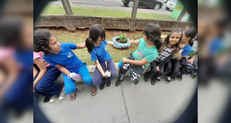 Tendo solidificado as bases teóricas sobre o assunto, os alunos realizaram inúmeras ações práticas como debates e a preparação de mudas que foram compartilhadas com a comunidade escolar.