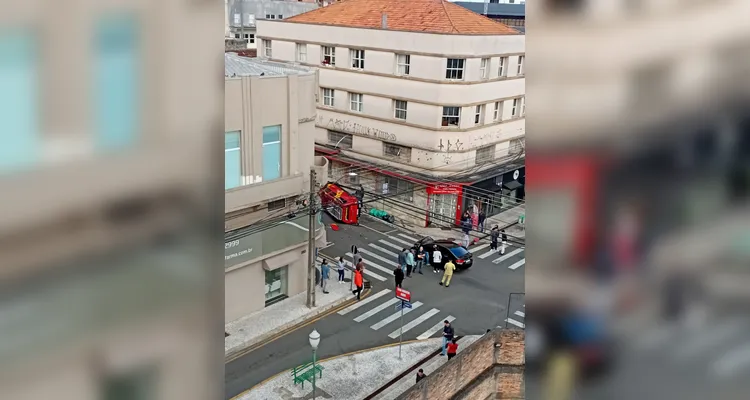 Acidente envolvendo veículo dos Bombeiros é registrado em PG