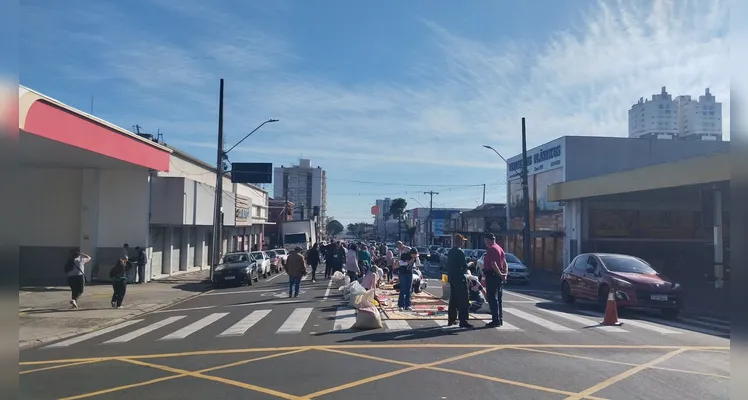 Veja imagens da montagem de tapetes durante a manhã de Corpus Christi