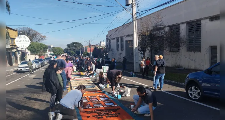 Veja imagens da montagem de tapetes durante a manhã de Corpus Christi