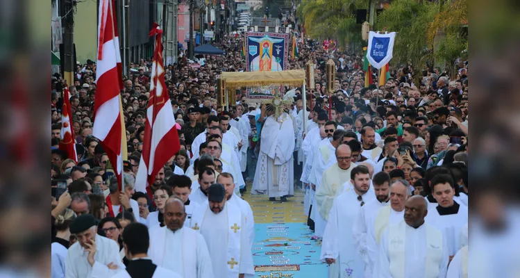 Procissão de Corpus Christi reúne cerca de 40 mil fiéis em PG; veja imagens