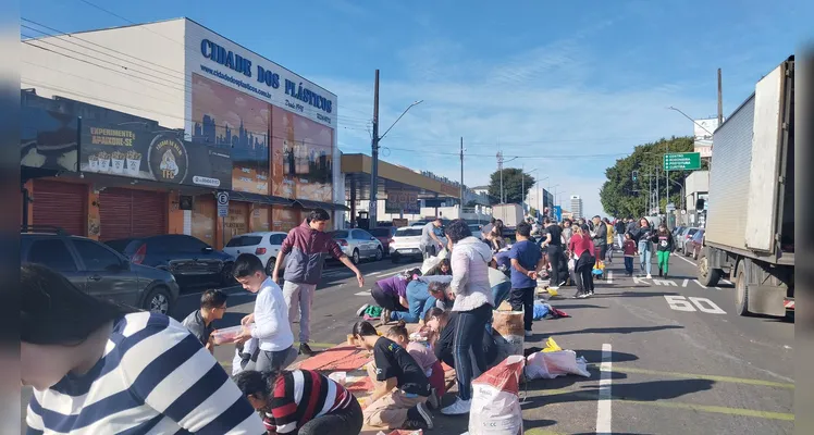 Veja imagens da montagem de tapetes durante a manhã de Corpus Christi