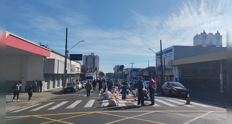 Veja imagens da montagem de tapetes durante a manhã de Corpus Christi