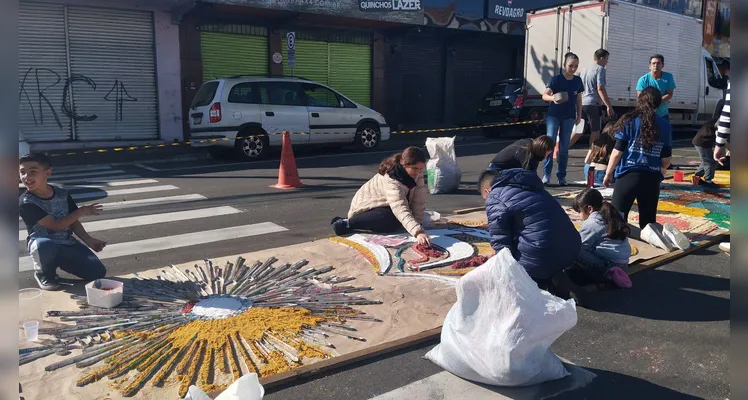 Veja imagens da montagem de tapetes durante a manhã de Corpus Christi