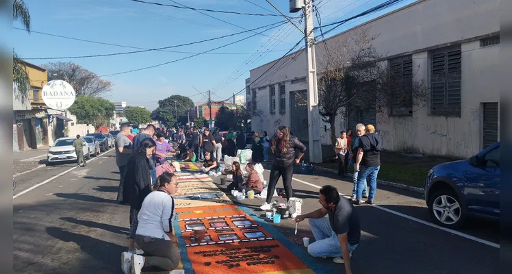 Veja imagens da montagem de tapetes durante a manhã de Corpus Christi