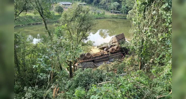 Caminhão parou ao lado de um tanque de água.