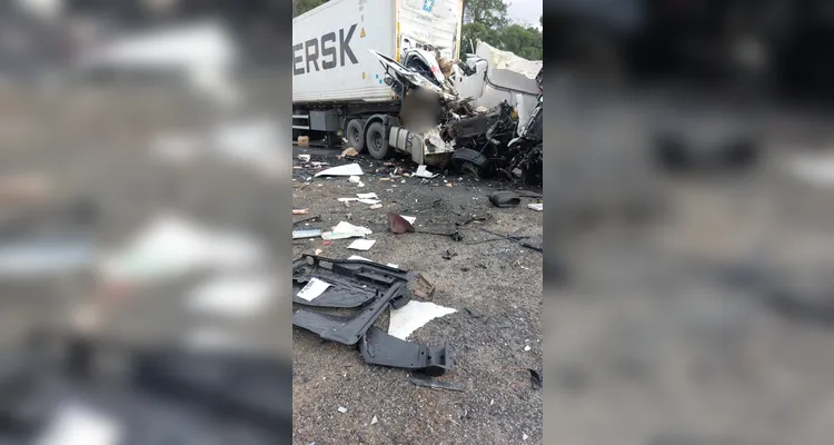 Um caminhoneiro morreu no local.