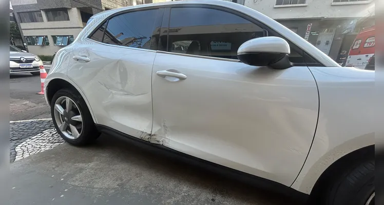 Carro envolvido na colisão.