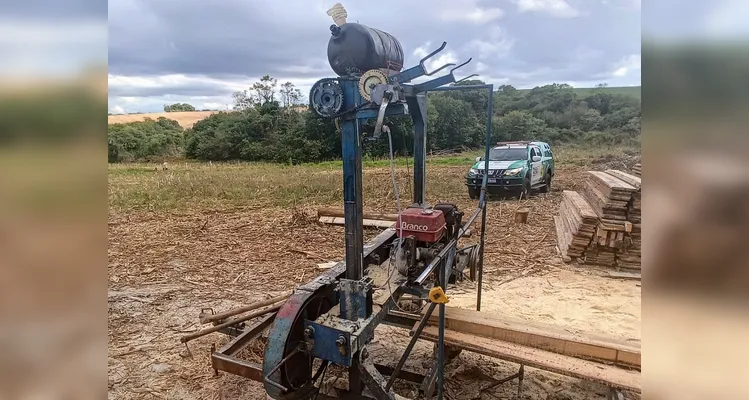 Polícia Militar Ambiental apreende serraria móvei ilegal em Teixeira Soares