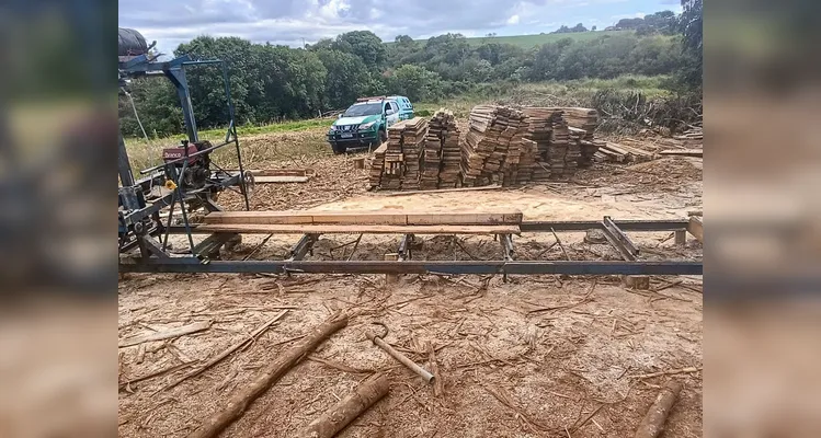 Polícia Militar Ambiental apreende serraria móvei ilegal em Teixeira Soares