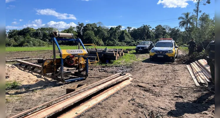 Polícia Militar Ambiental apreende serraria móvel ilegal em Teixeira Soares