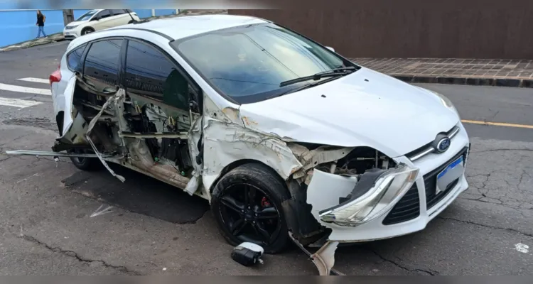 Batida entre ônibus da VCG e Ford Focus deixa veículo destruído em PG