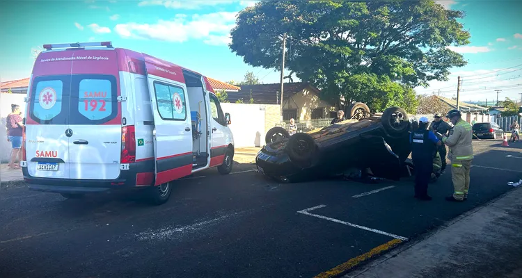 Colisão entre Palio e Tucson termina em capotamento em PG
