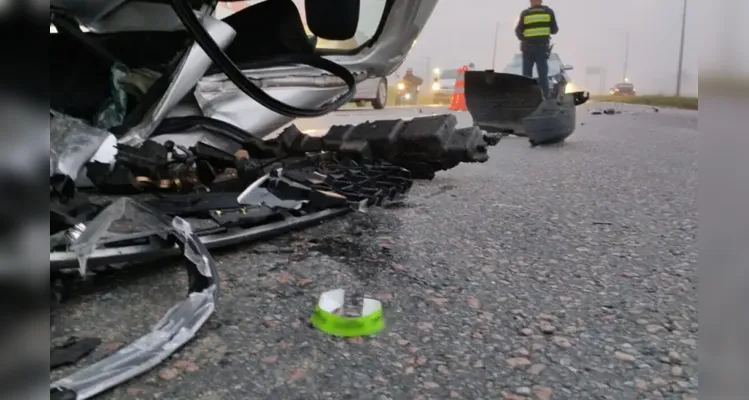 Carro capota após colisão com ônibus de viagem e é atingido por HB20 na Linha Verde; família escapa de tragédia -
