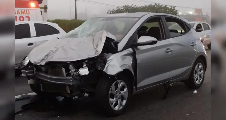 Carro capota após colisão com ônibus de viagem e é atingido por HB20 na Linha Verde; família escapa de tragédia -
