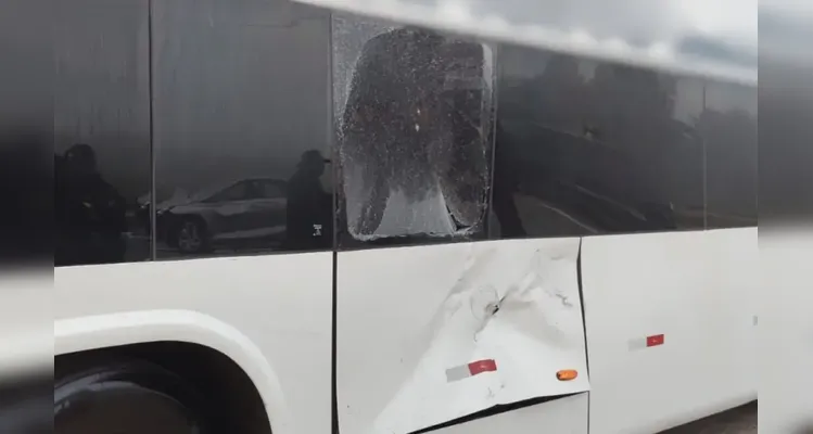 Carro capota após colisão com ônibus de viagem e é atingido por HB20 na Linha Verde; família escapa de tragédia -