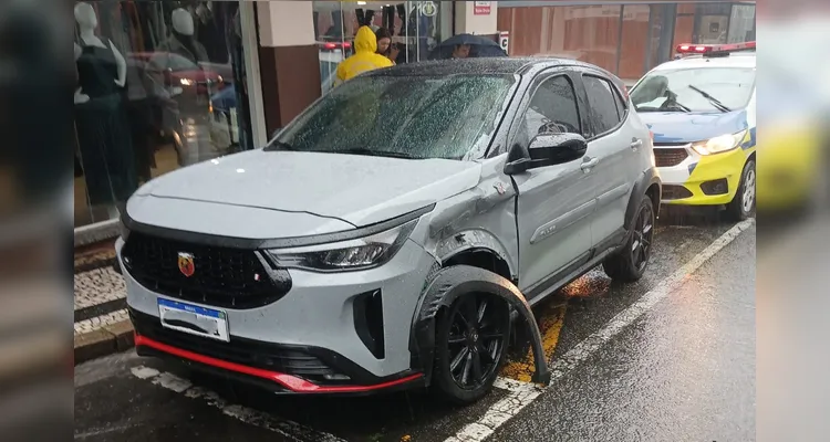 Carro não para em preferencial e colisão ocorre no Centro de PG