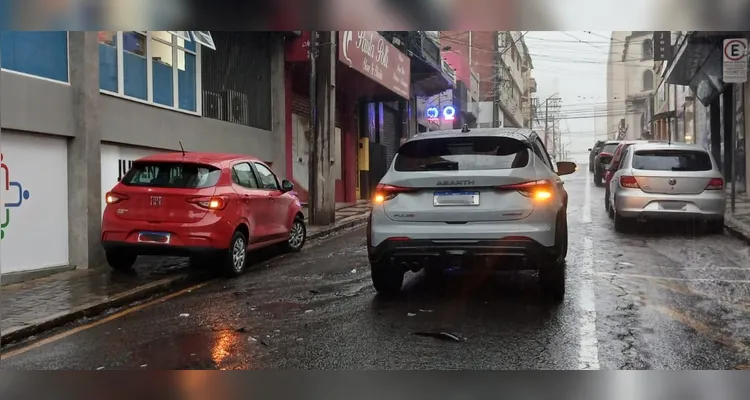 Carro não para em preferencial e colisão ocorre no Centro de PG