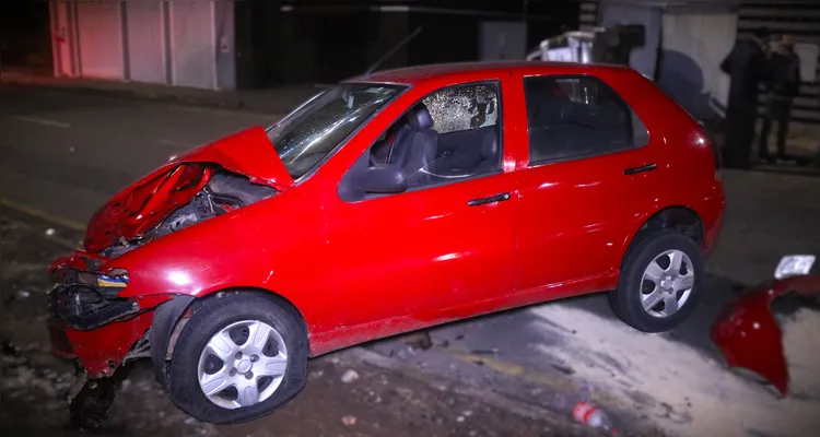 Fiat Palio ficou danificado após o acidente de trânsito.
